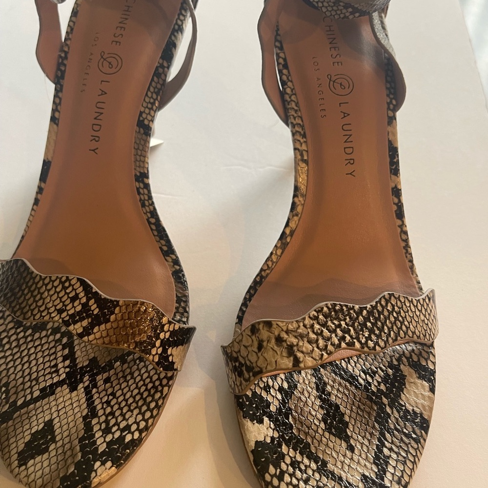 NIB Snake skin pattern heels